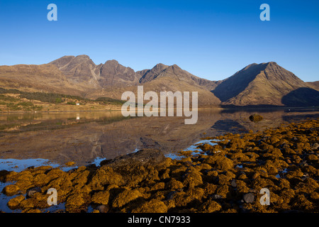 Bla Bheinn da Loch Slapin, Isola di Skye in Scozia Foto Stock