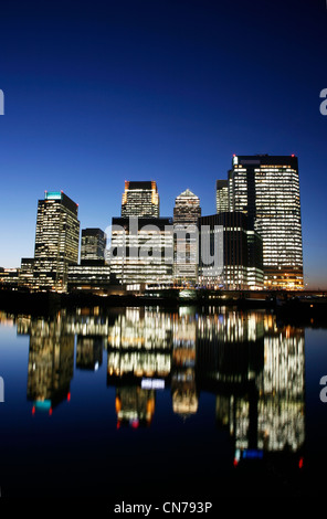 Office grattacieli di Canary Wharf di notte. Canary Wharf è il principale quartiere finanziario a Londra Foto Stock