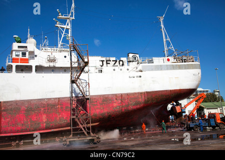 La Toei Maru pesca giapponese Trawler essendo lavato al cantiere di Waterfront - Cape Town Foto Stock