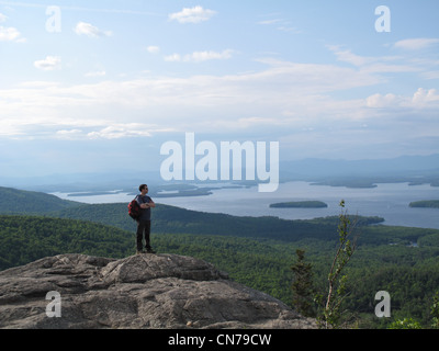 Giovane uomo sulla cima di monte Foto Stock