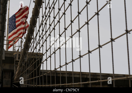 Una bandiera americana è volato sul ponte di Brooklyn a New York, NY, STATI UNITI D'AMERICA, 2 gennaio 2010. (Adrien Veczan) Foto Stock