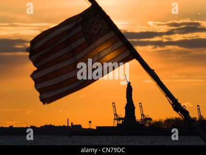 Statua della Libertà si vede al tramonto da Battery Park a New York, NY, STATI UNITI D'AMERICA, 2 gennaio 2010. (Adrien Veczan) Foto Stock