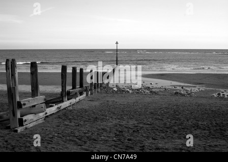 Spiaggia di Teignmouth devon con pennelli che portano al mare in inverno Foto Stock