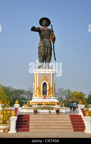 Chao Anouvong (Xaiya Setthathirath V) statua sul Mekong Riverfront, Vientiane, prefettura di Vientiane, Laos Foto Stock