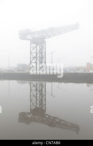 Finnieston Crane accanto al fiume Clyde in nebbia, Glasgow, Scozia, Regno Unito Foto Stock