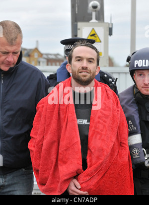 Protester contro l'elitarismo Trenton Oldfield arrestato ma cercando sorrisetto dopo l'arresto del 158 th Oxford versetti Cambridge Boat Race Foto Stock