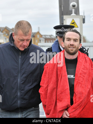 Protester contro l'elitarismo Trenton Oldfield arrestato ma cercando sorrisetto dopo l'arresto del 158 th Oxford versetti Cambridge Boat Race Foto Stock