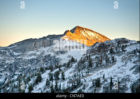 Ultimo della luce solare che colpisce il picco nel Wallowa montagne di Oregon Foto Stock