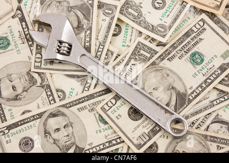 Chiave regolabile su sfondo American di denaro. Foto Stock
