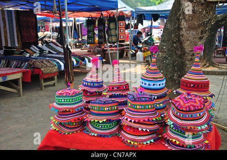 Cappelli di lana in street market, Sisavangvong Road, Luang Prabang, Luang Prabang Provincia, Laos Foto Stock