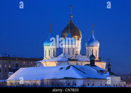 Le cupole a cipolla del xv secolo cattedrale di nostro Salvatore al fortificato monastero Novospassky durante l'inverno a Mosca, Russia Foto Stock