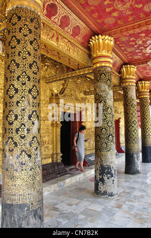 Ingresso colonne, Wat Mai Suwannaphumaham, Luang Prabang, Luang Prabang Provincia, Laos Foto Stock