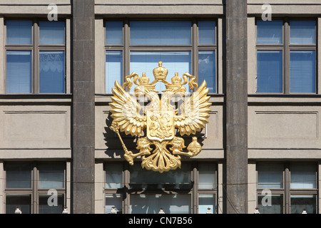 La doppia aquila sulla Duma di Stato edificio (Casa inferiore) della Federazione Russa di Mosca, Russia Foto Stock