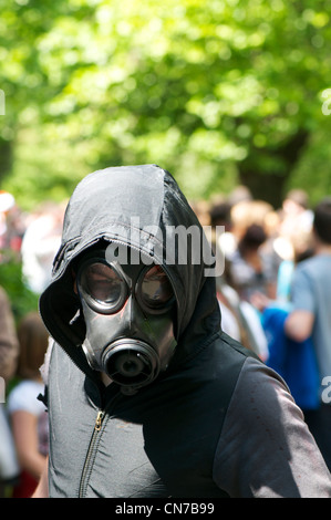 Uomo in una maschera a gas Foto Stock