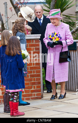 Sua Maestà la Regina Elisabetta II e il Duca di Edimburgo al Decano di Windsor's House, Castello di Windsor, Pasqua 2012. PER0152 Foto Stock