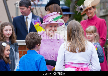 Sua Maestà la Regina Elisabetta II sorridente con i membri della famiglia Reale al Castello di Windsor Domenica di Pasqua 2012. PER0154 Foto Stock