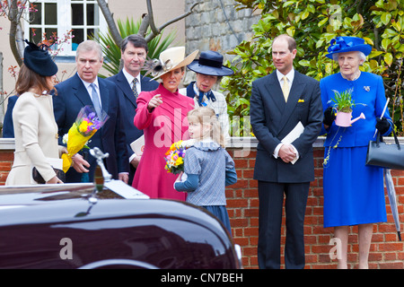 La famiglia reale Eugenie, Andrew, Tim Lawrence, Sophie Wessex, Louise, Anne, Edward e Lady in attesa al Windsor 2012. PER0155 Foto Stock