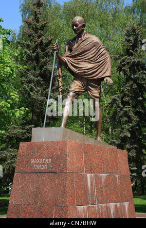 Monumento al leader preminente del nazionalismo indiano Mahatma Gandhi (1869-1948) a Mosca, Russia Foto Stock