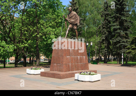 Monumento al leader preminente del nazionalismo indiano Mahatma Gandhi (1869-1948) a Mosca, Russia Foto Stock