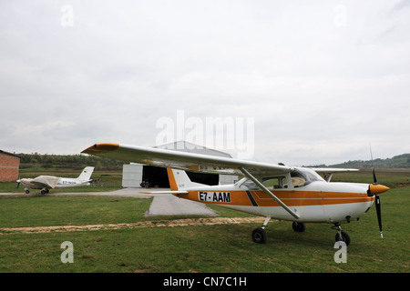 Socata Morane MS893A e un Cessna-172 parcheggiata in aeroporto. Foto Stock