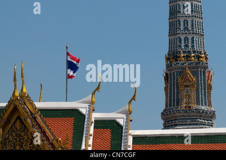 Bandiera tailandese oltre il tempio Foto Stock