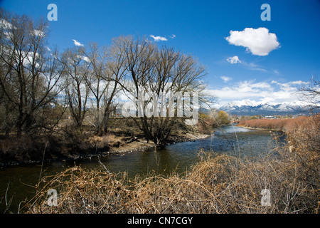 L'Arkansas River scorre attraverso il quartiere del centro storico del piccolo paese di montagna di salida, Colorado, STATI UNITI D'AMERICA Foto Stock