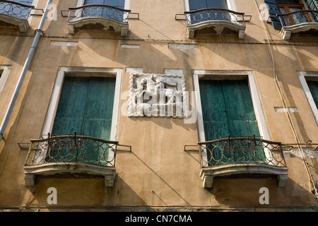 San Giorgio e il drago scultura a parete, ed eleganti finestre con veranda, Venezia, Italia Foto Stock