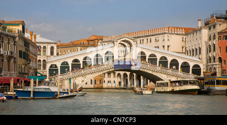 Il ponte di Rialto sul Canal Grande di Venezia, Italia. Foto Stock