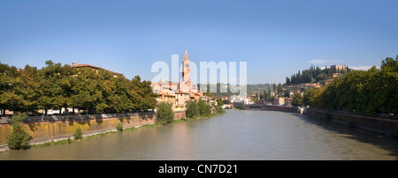 Chiesa di Sant Anastasia chiesa dal fiume Adige, Verona, Italia Foto Stock