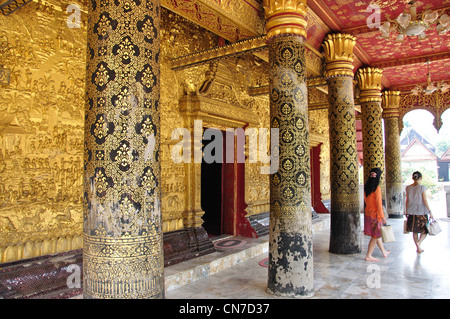 Ingresso colonne, Wat Mai Suwannaphumaham, Luang Prabang, Luang Prabang Provincia, Laos Foto Stock