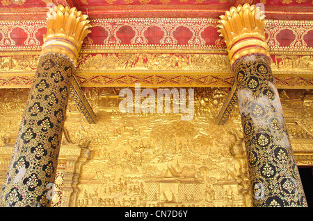 Ingresso colonne, Wat Mai Suwannaphumaham, Luang Prabang, Luang Prabang Provincia, Laos Foto Stock