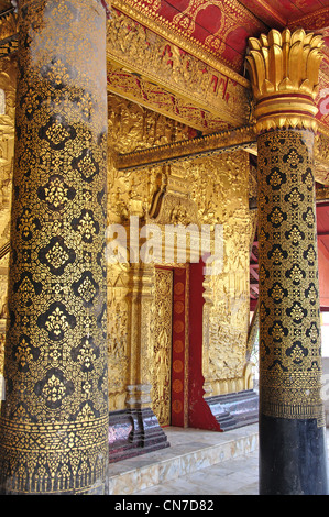 Ingresso colonne, Wat Mai Suwannaphumaham, Luang Prabang, Luang Prabang Provincia, Laos Foto Stock