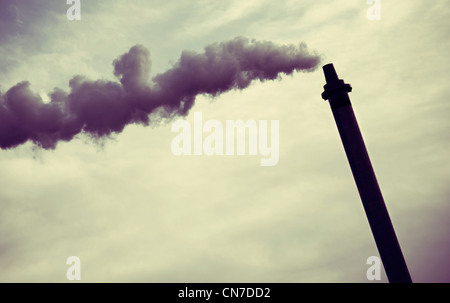 Stack di fumo / torre di inquinare il cielo. Foto Stock