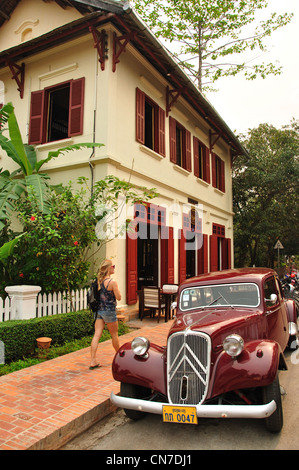 Classic Citroën al di fuori del 3 Nagas hotel boutique, Sakkaline Road, Ban Vatnong, Luang Prabang, Luang Prabang Provincia, Laos Foto Stock