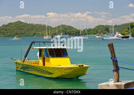 Piccolo giallo motoscafo, Puerto Galera Yacht Club, Muelle Pier, Puerto Galera Bay, Oriental Mindoro, Filippine, Sud-est asiatico Foto Stock