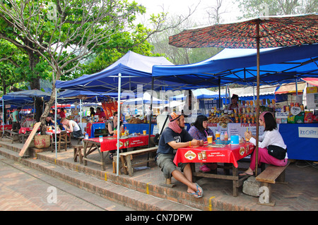 Bancarelle prodotti alimentari nel mercato outdoor, Sisavangvong Road, Luang Prabang, Luang Prabang Provincia, Laos Foto Stock