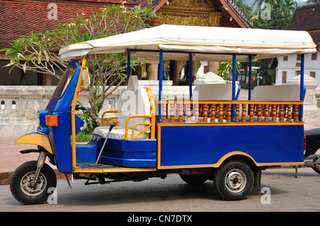 Tuk-tuk taxi parcheggiato in strada Sakkaline Ban Vatnong, Luang Prabang, Luang Prabang Provincia, Laos Foto Stock