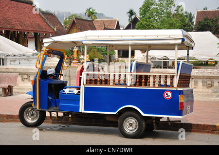 Tuk-tuk taxi parcheggiato in strada Sakkaline Ban Vatnong, Luang Prabang, Luang Prabang Provincia, Laos Foto Stock