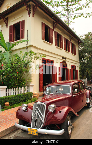 Classic Citroën al di fuori del 3 Nagas hotel boutique, Sakkaline Road, Ban Vatnong, Luang Prabang, Luang Prabang Provincia, Laos Foto Stock