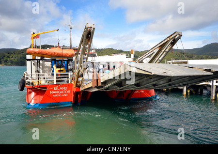 L'Isola Navigator, traghetto per auto tra Auckland e grande isola barriera a Tryphena Wharf Foto Stock