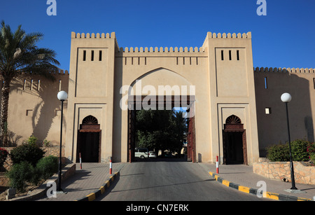 Eingangstor des Forts Nizwa. Nizwa ist das Zentrum des omanischen Kernlandes. Die Oasenstadt liegt am Südrand des Hadschar-Gebir Foto Stock