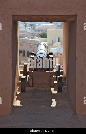 Im Kanonenplattform Fort Nizwa. Nizwa ist das Zentrum des omanischen Kernlandes. Die Oasenstadt liegt am Südrand des Hadschar-Ge Foto Stock