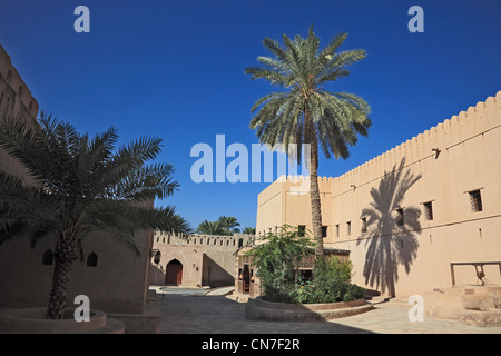 Innenhof im Fort Nizwa. Nizwa ist das Zentrum des omanischen Kernlandes. Die Oasenstadt liegt am Südrand des Hadschar-Gebirges n Foto Stock