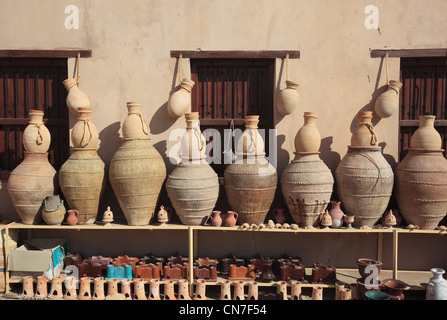 Tonkrüge im Innenhof des Forts Nizwa. Nizwa ist das Zentrum des omanischen Kernlandes. Die Oasenstadt liegt am Südrand des Hadsc Foto Stock