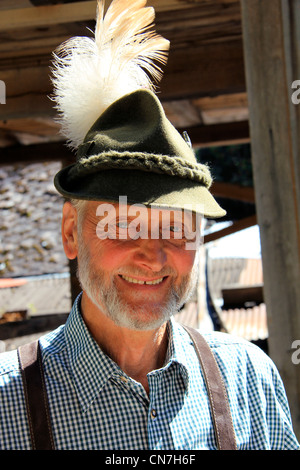 Gioiosa di montagne tirolesi agricoltore presso il Cattle Drive in Jerzens, Tirolo, Pitztal, Austria Foto Stock