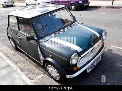 Un vecchio Mini Cooper parcheggiato sulla strada, London, England, Regno Unito Foto Stock