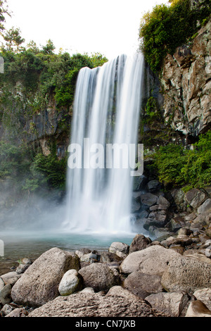 Corea del Sud, Provincia di Jeju, Seogwipo, cascata di Jeongbang Foto Stock