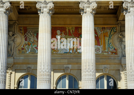 Francia, Parigi, Grand Palais, dettaglio di fregi a interno del peristilio della facciata principale progettata da Henri Deglane Foto Stock