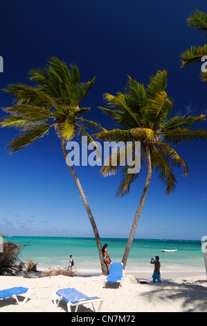 Repubblica Dominicana, La Altagracia provincia, Punta Cana, El Cortecito, toursits e noci di cocco sulla spiaggia Foto Stock