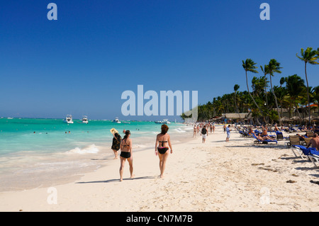 Repubblica Dominicana, La Altagracia provincia, Punta Cana, El Cortecito, toursits e noci di cocco sulla spiaggia Foto Stock